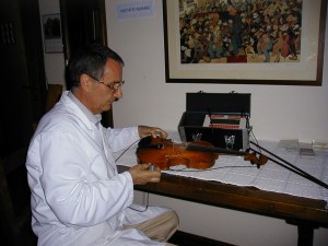 Giovanni Lucchi misura un violino col LucchiMeter