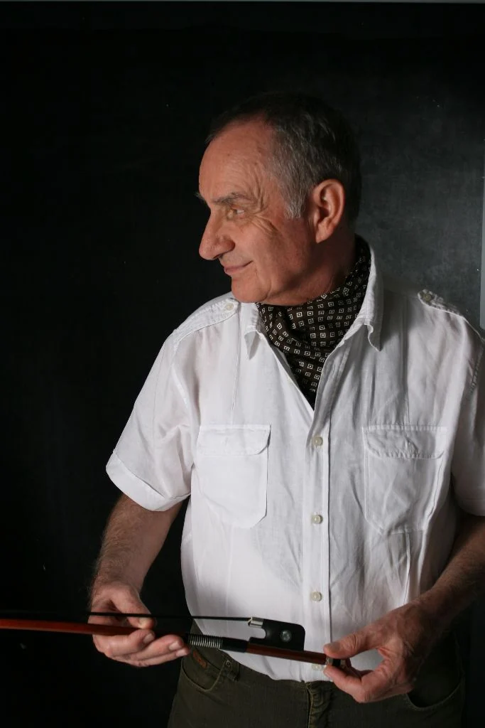 Giovanni Lucchi osserva un arco