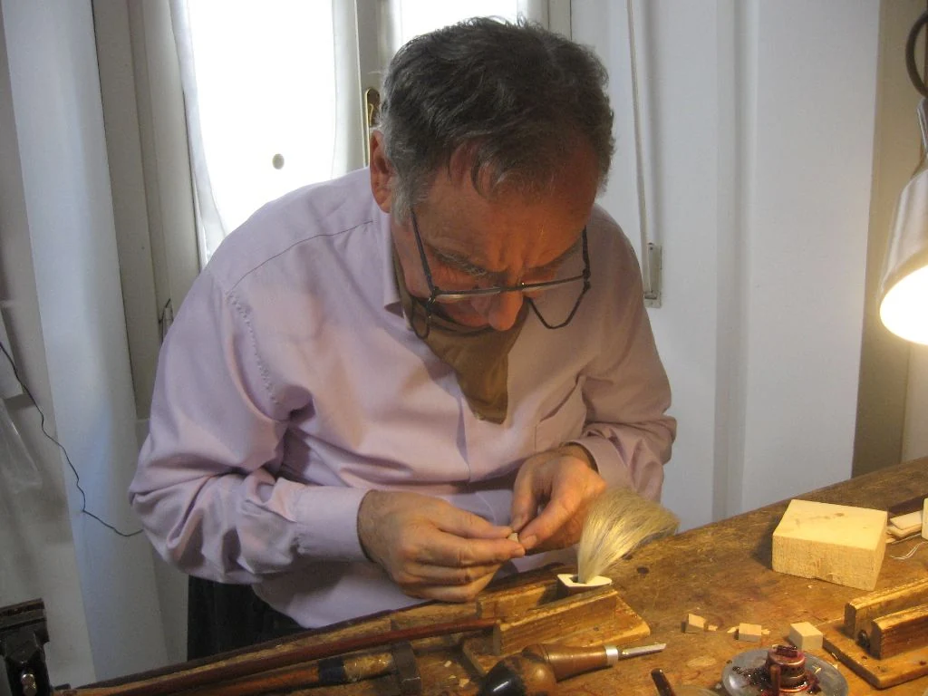 Il Maestro Giovanni Lucchi lavora una bacchetta
