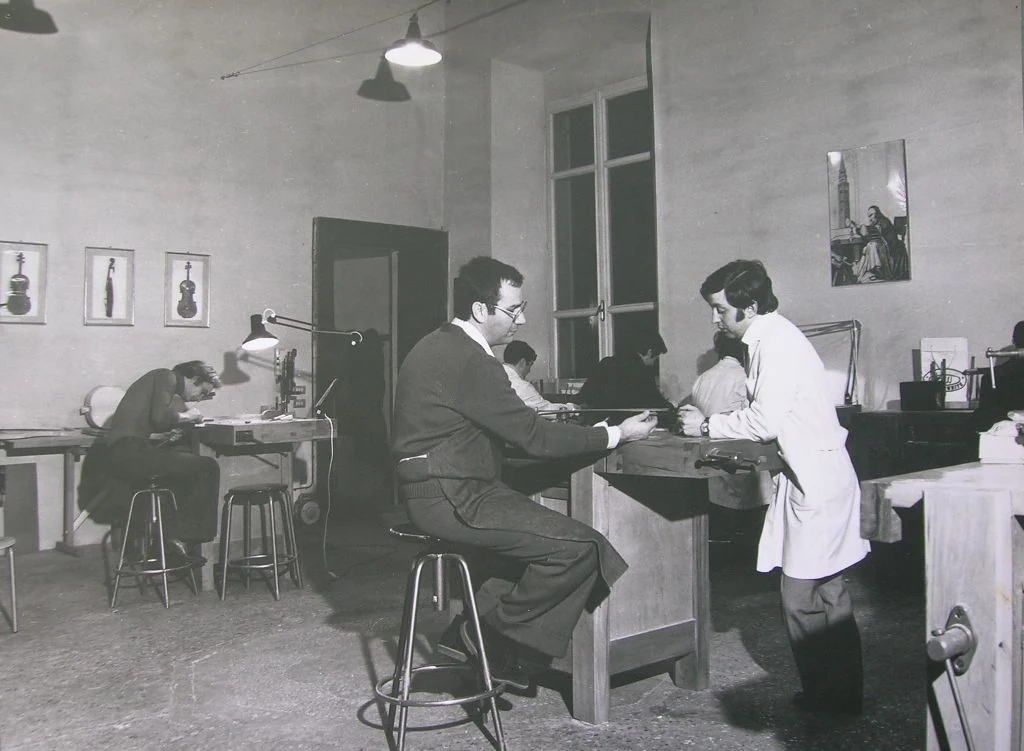 Giovanni Lucchi e gli allievi a scuola