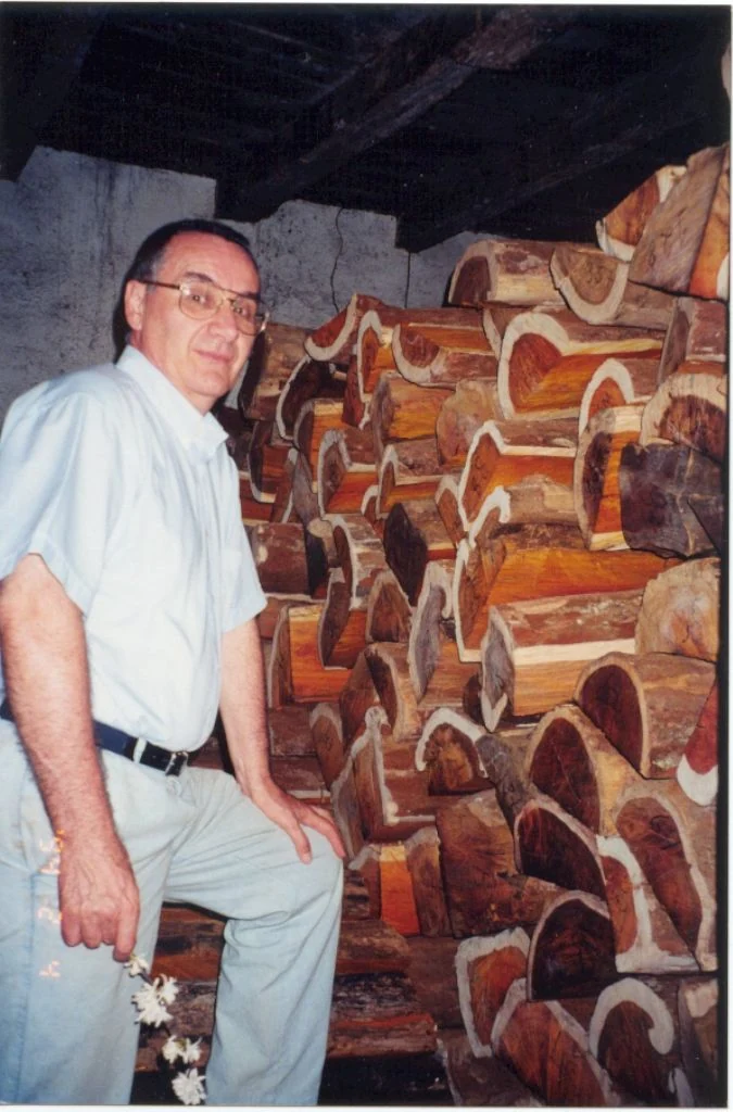 Giovanni Lucchi accanto ai tronchi di Pernambuco