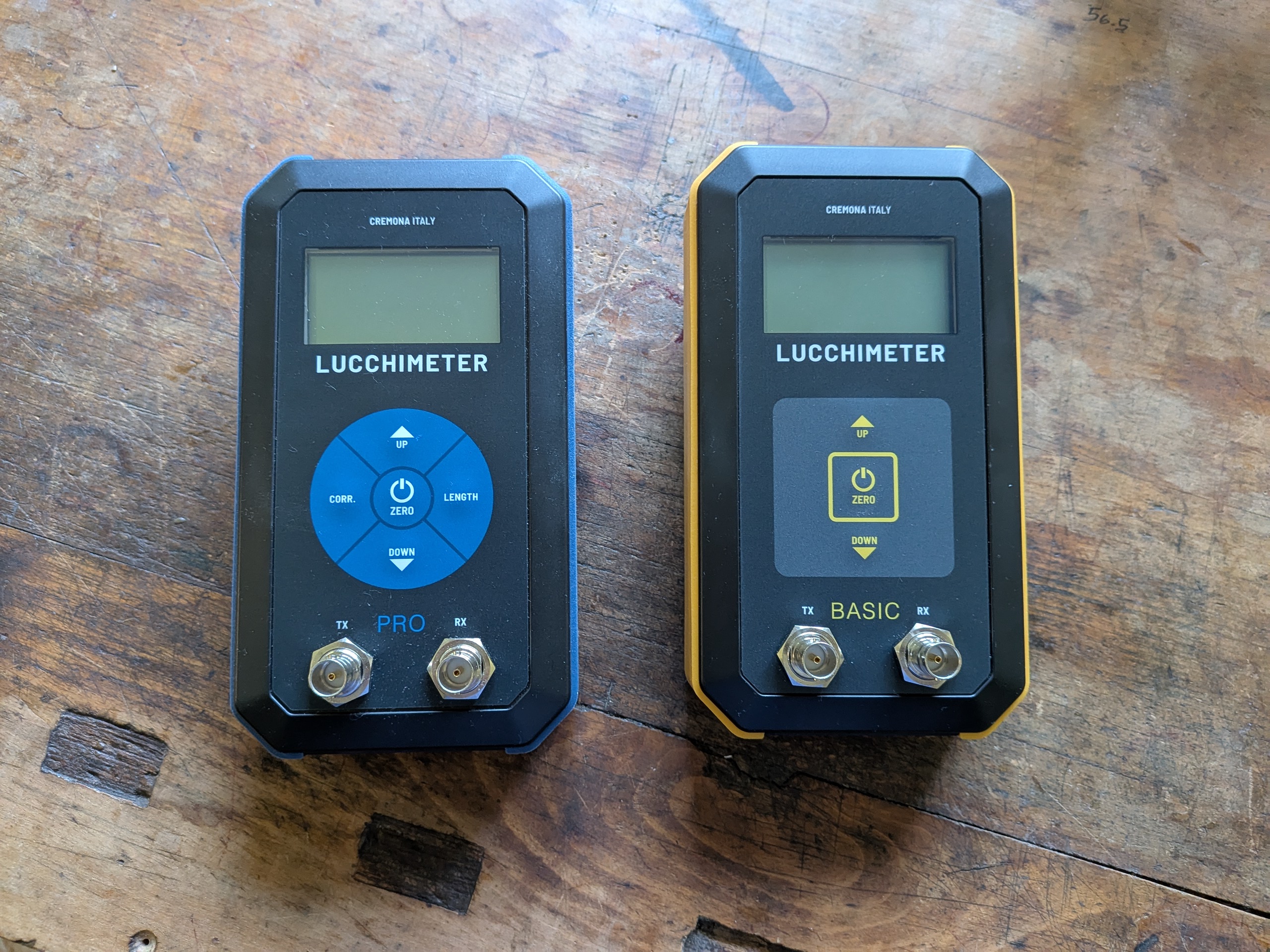 LucchiMeter PRO e LucchiMeter BASIC affiancati sul banco del laboratorio